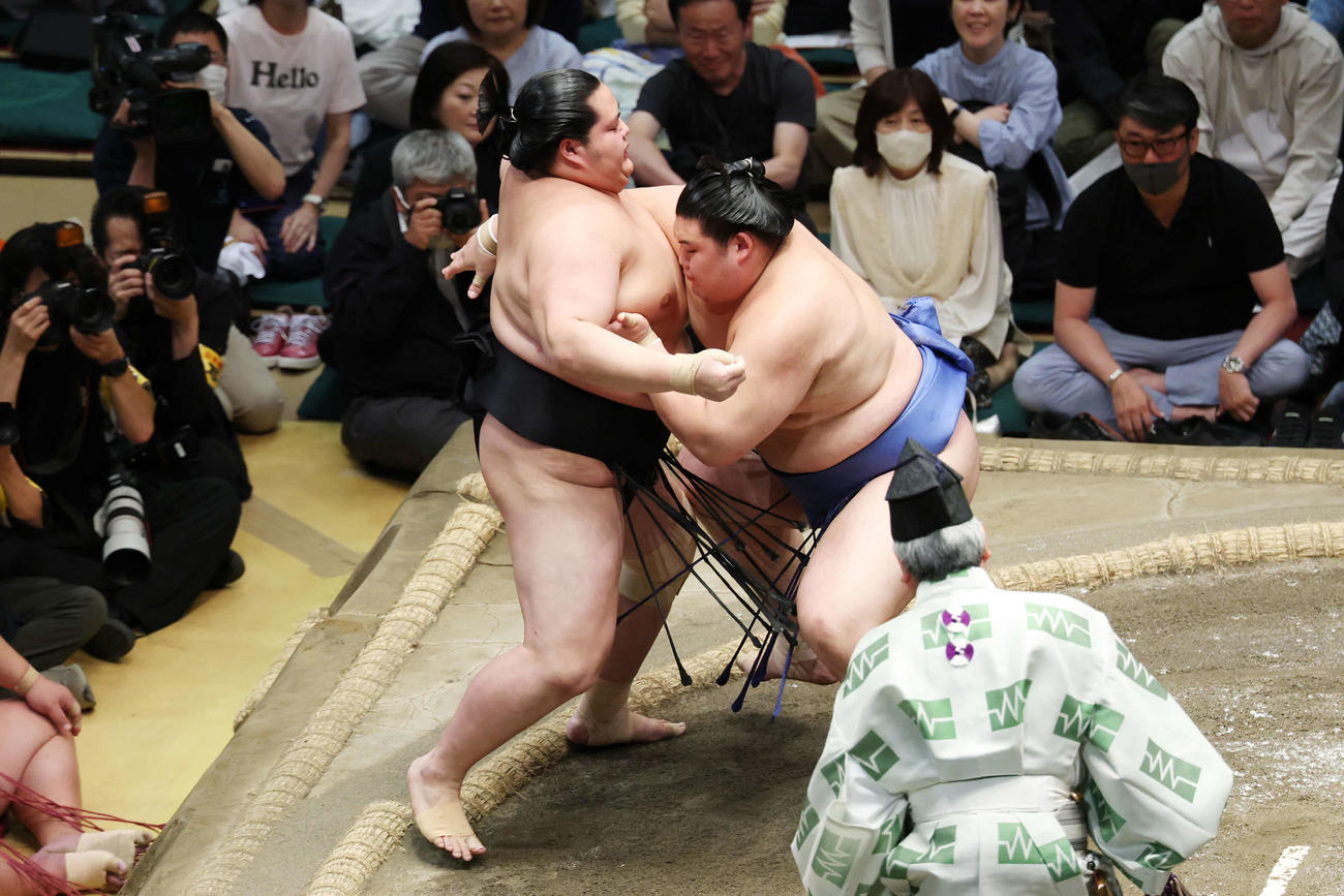 寄り切りで琴桜（左）を破る大の里（撮影・宮地輝）