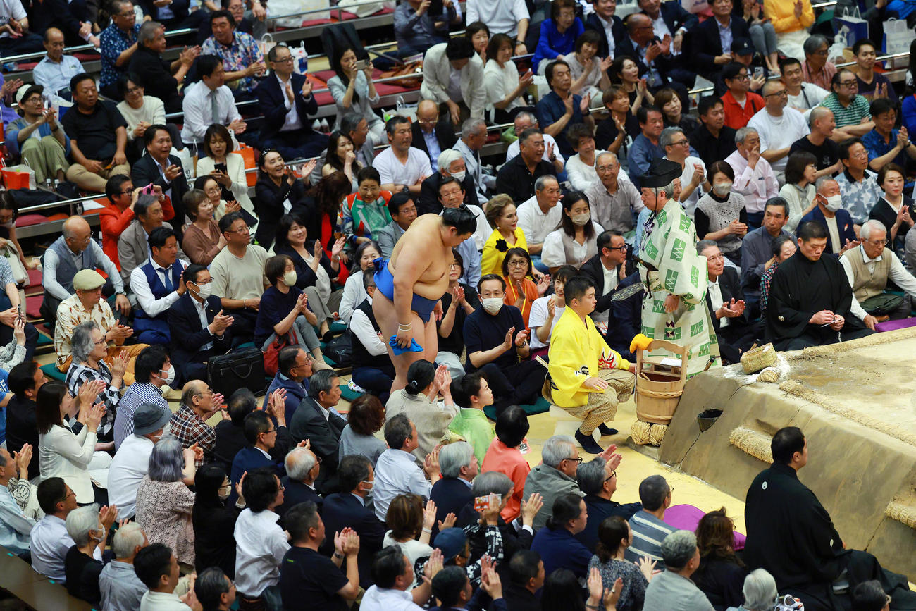 連続優勝を決め花道で一礼する大の里（撮影・中島郁夫）
