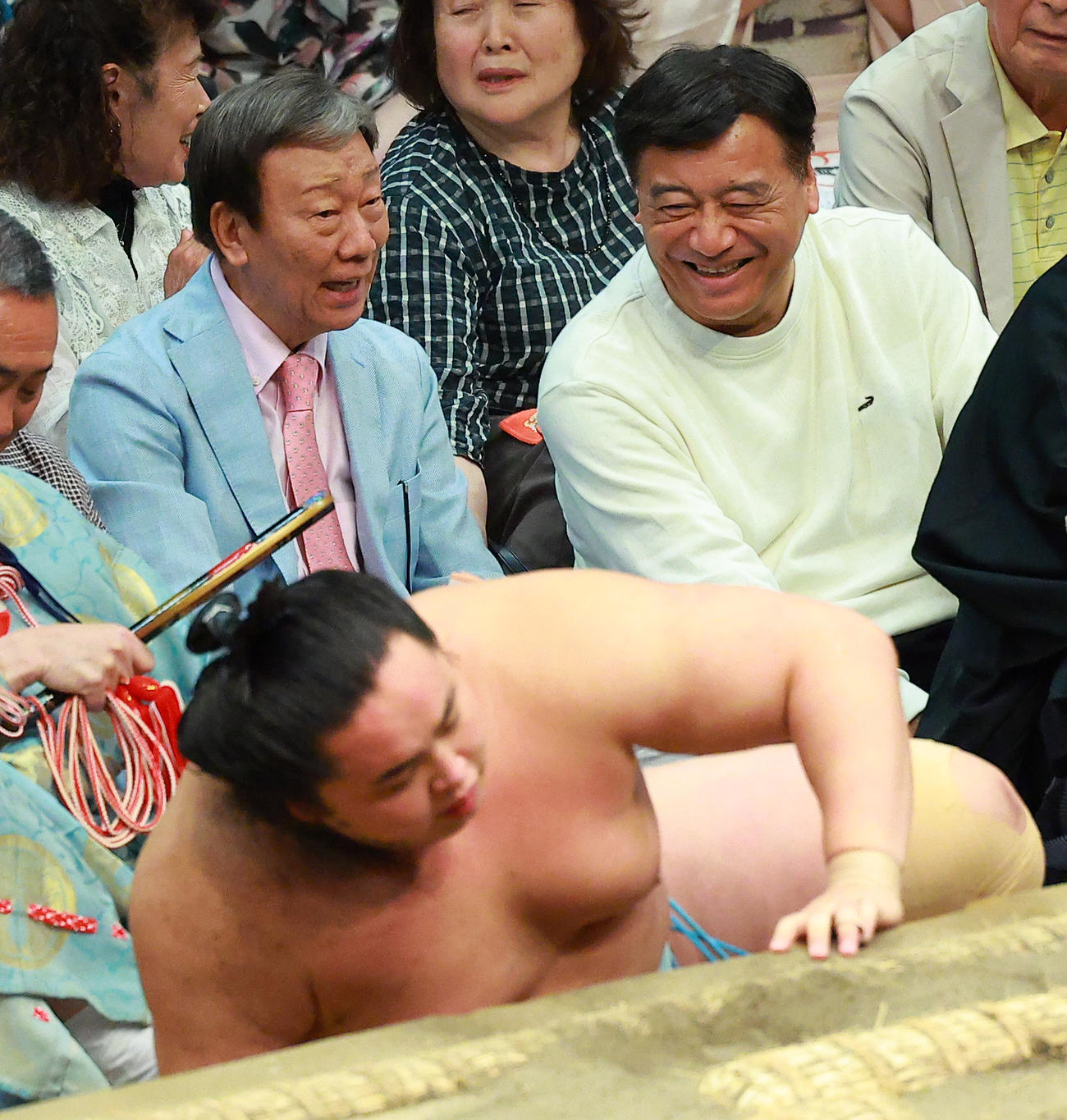 琴勝峰（下）を見る橋幸夫（左）と夢グループ石田重廣社長（撮影・中島郁夫）