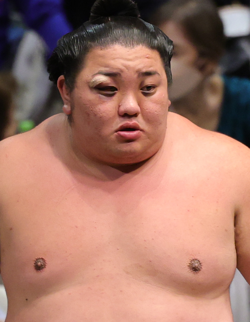 夏場所9日目、右目を腫らしながら取組に臨む日翔志（2025年5月19日撮影）