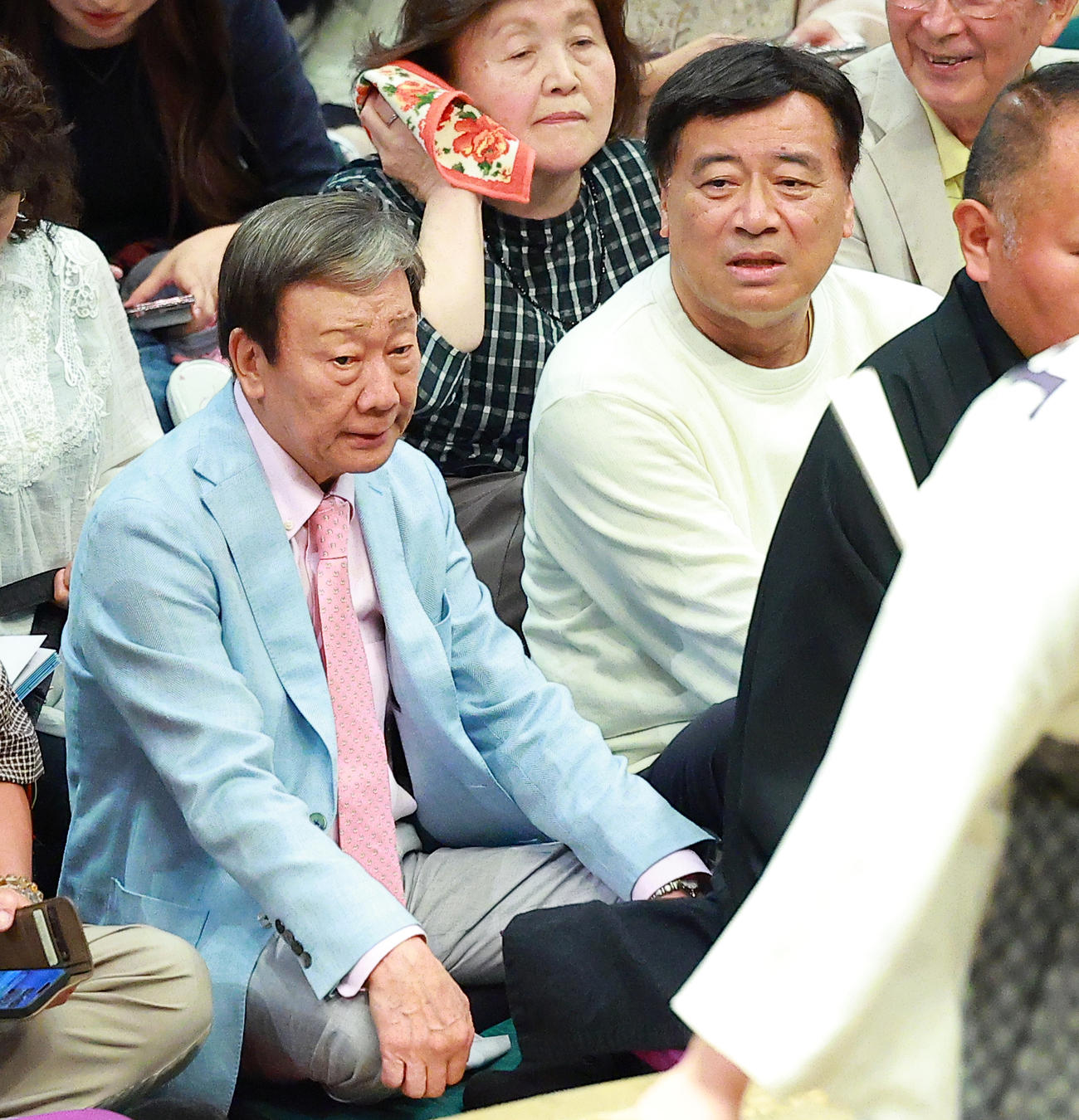 観戦する橋幸夫（左）と夢グループ石田重廣社長と思われる観客（撮影・中島郁夫）