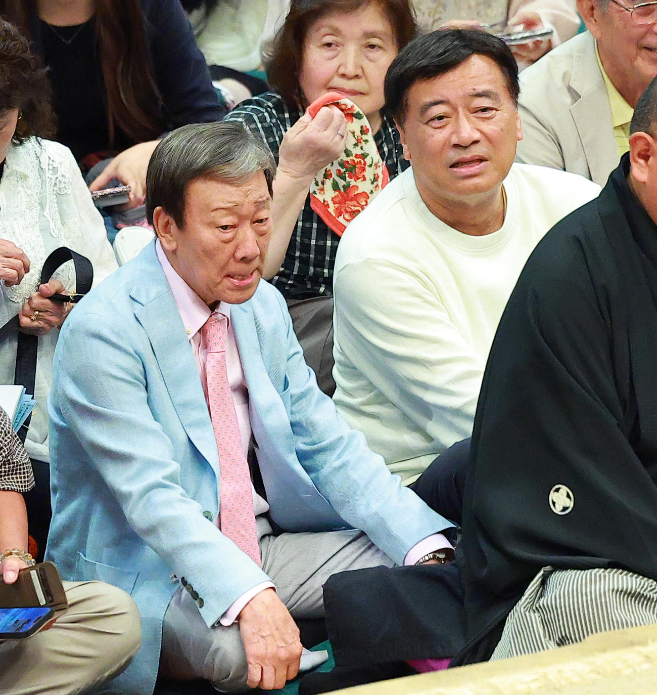 観戦する橋幸夫（左）と夢グループ石田重廣社長（撮影・中島郁夫）