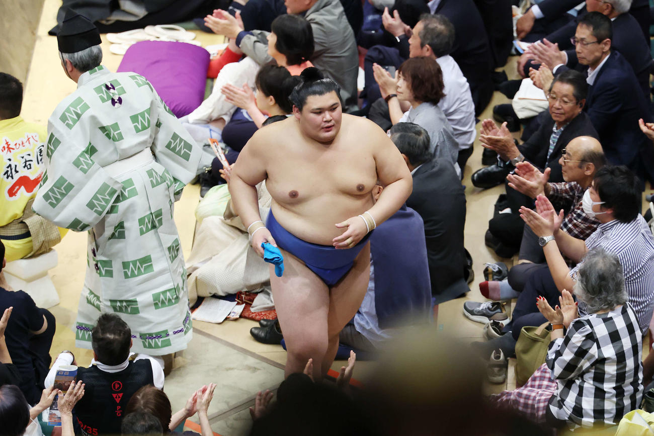 寄り切りで琴桜を破り引き揚げる大の里（撮影・宮地輝）