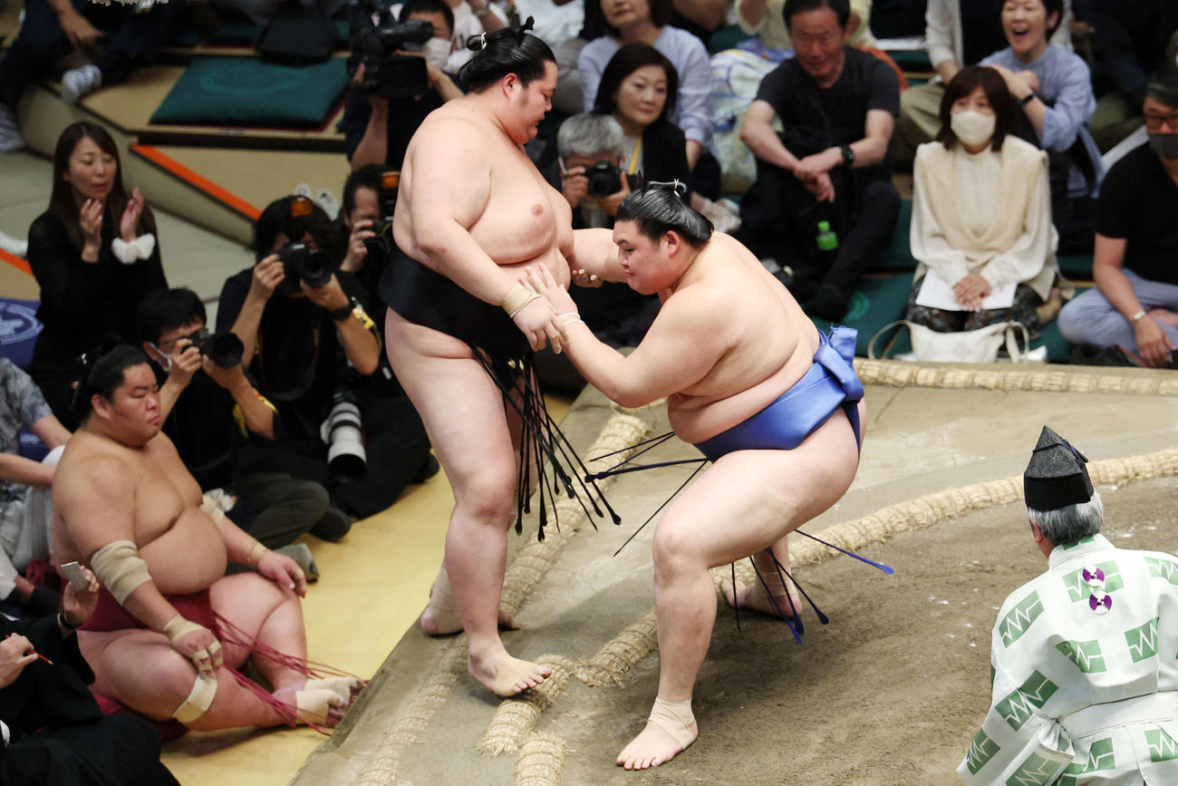寄り切りで琴桜（左）を破る大の里（撮影・宮地輝）