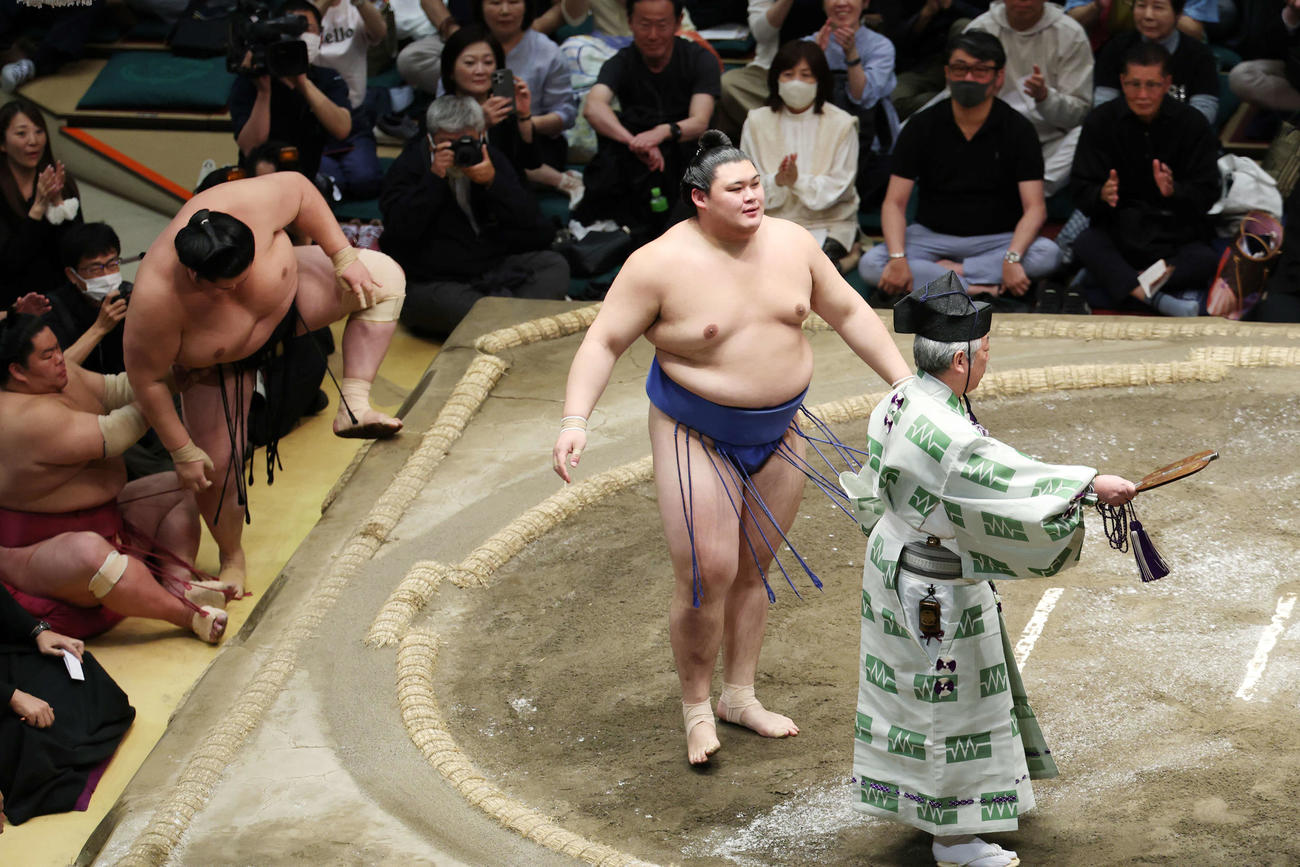 寄り切りで琴桜（左）を破った大の里（撮影・宮地輝）