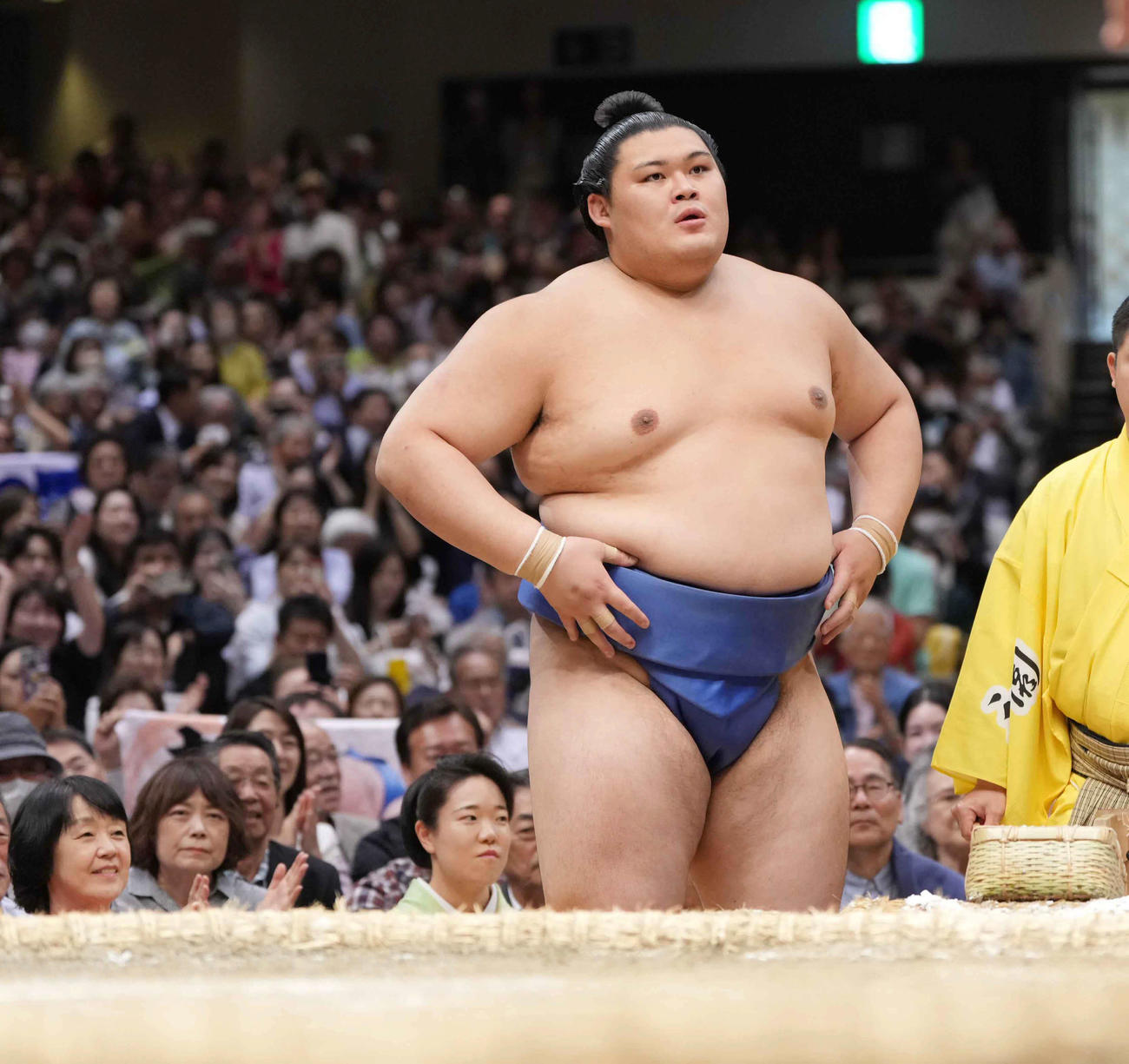 幕内4度目の優勝を決め観客の声援を受けながら余韻に浸る大の里（撮影・小沢裕）