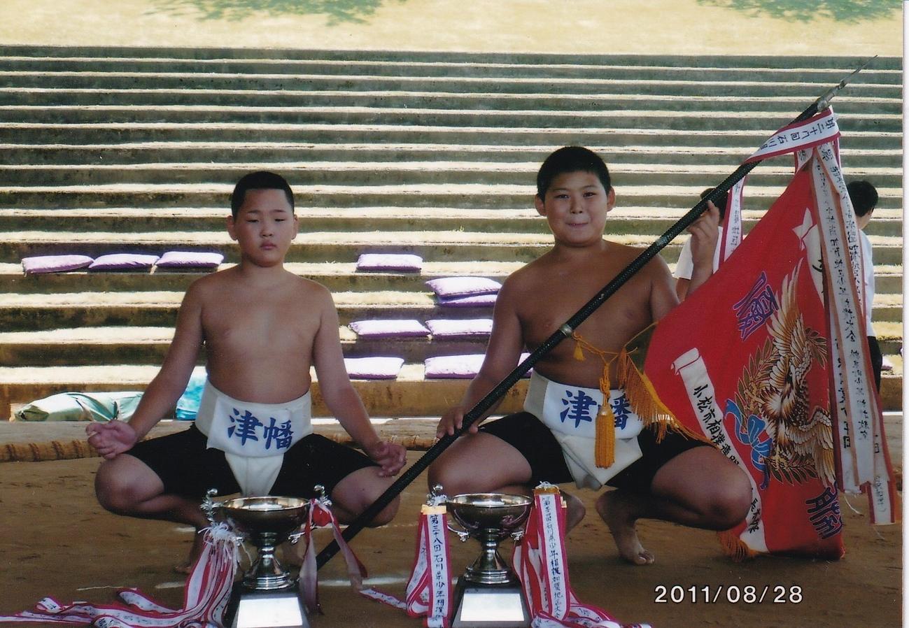 小学5年時の11年8月、大会に出場して表彰を受けた大の里（右）。左は1学年下の現十両欧勝海（津幡町少年相撲教室提供）