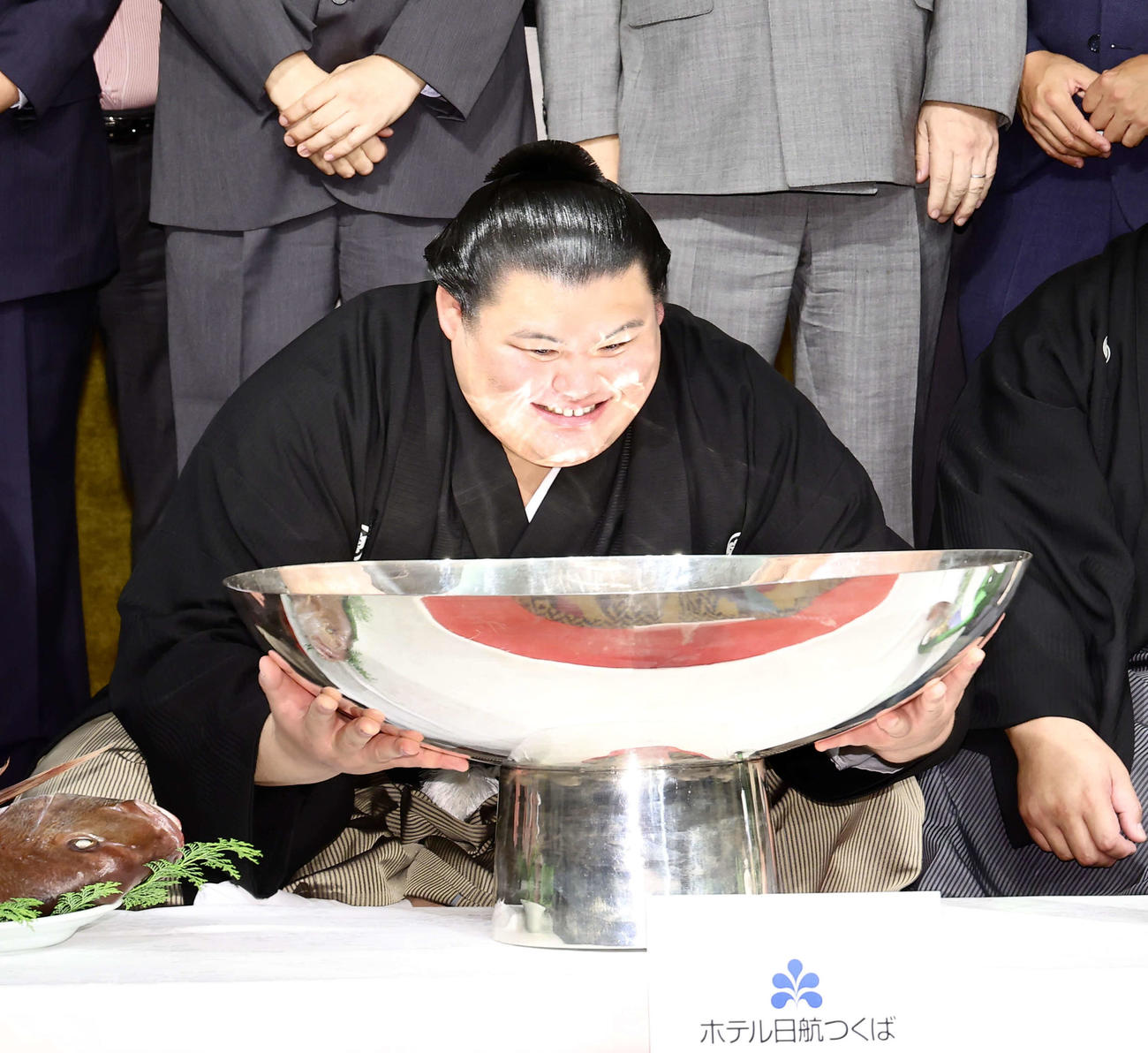 お酒がつがれた大盃を手に笑顔を見せる大の里（撮影・河田真司）