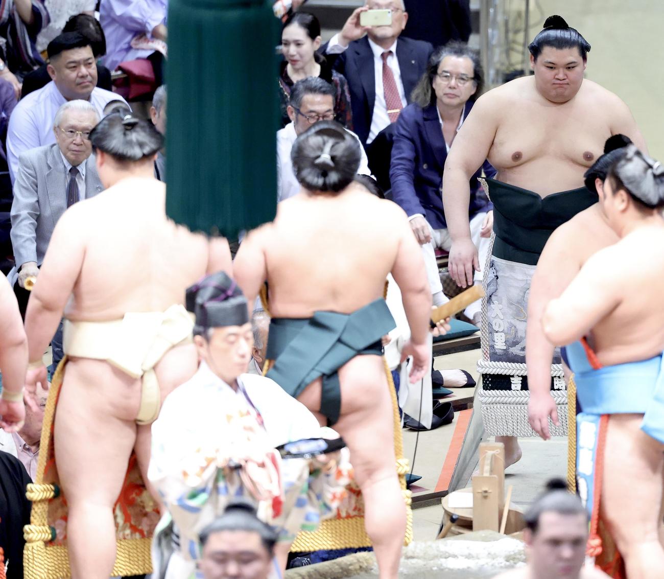 幕内土俵入りに臨む大の里（右）。後方左は父・中村知幸さん（撮影・河田真司）