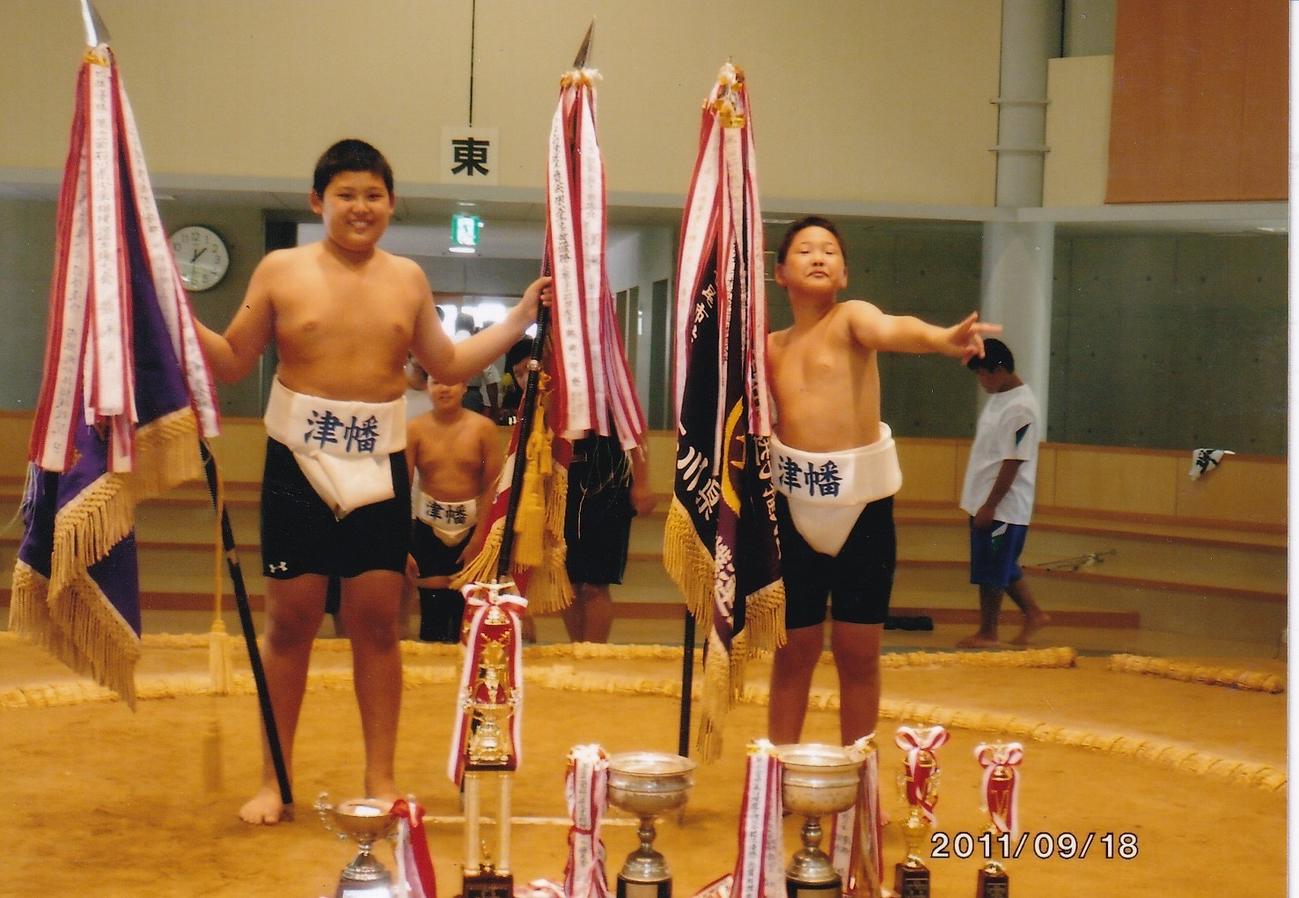 小学5年時の11年9月、大会に出場して表彰を受けた大の里（左）。右は1学年下の現十両欧勝海（津幡町少年相撲教室提供）