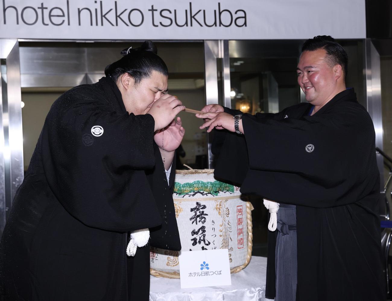 水付けする大の里（左）と二所ノ関親方（撮影・河田真司）
