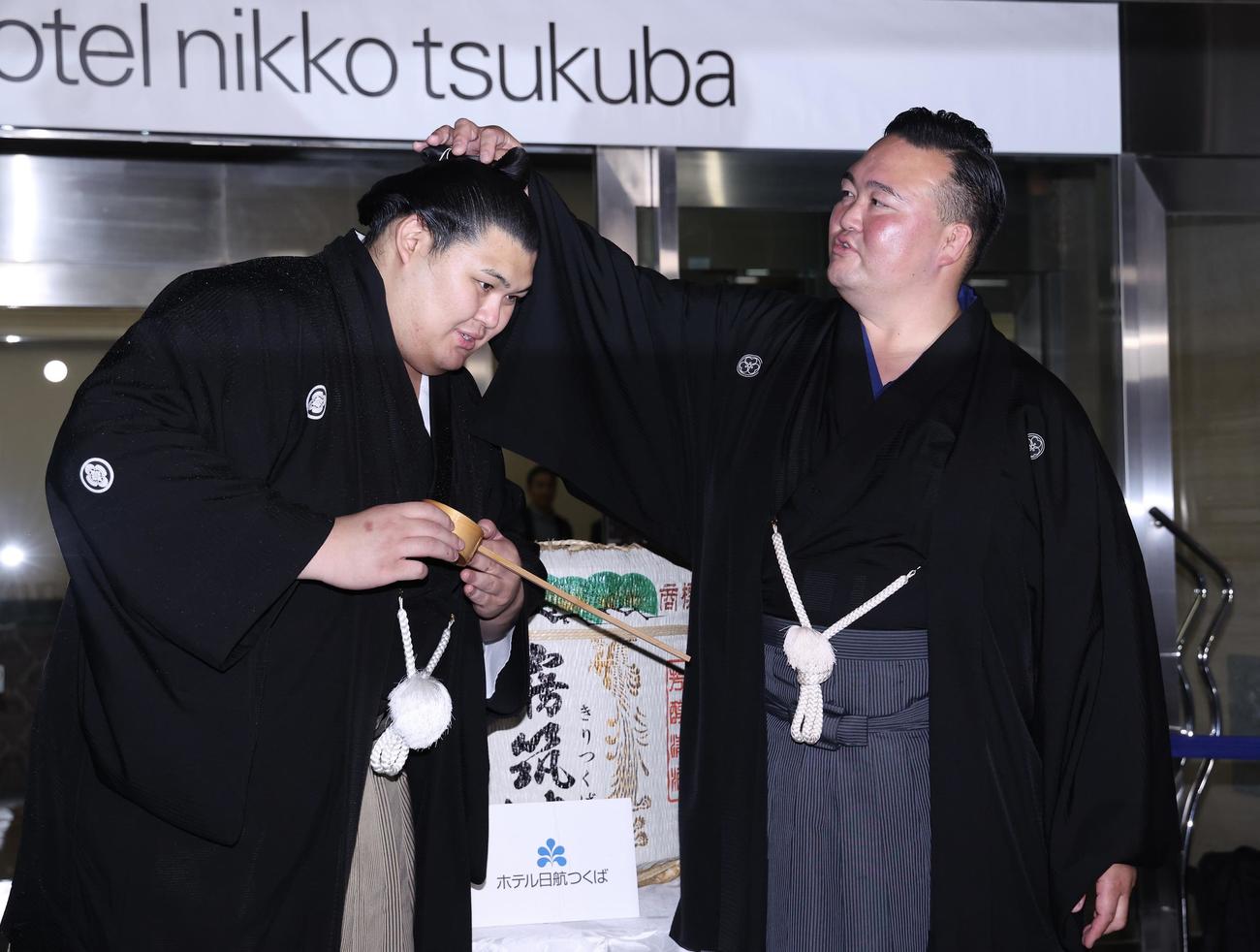 水付けで大の里（左）と言葉を交わす二所ノ関親方（撮影・河田真司）