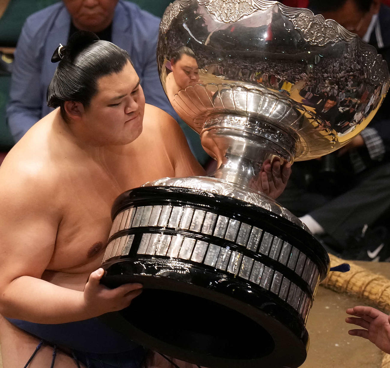 優勝を飾り内閣総理大臣杯を手にする大の里（撮影・たえ見朱実）
