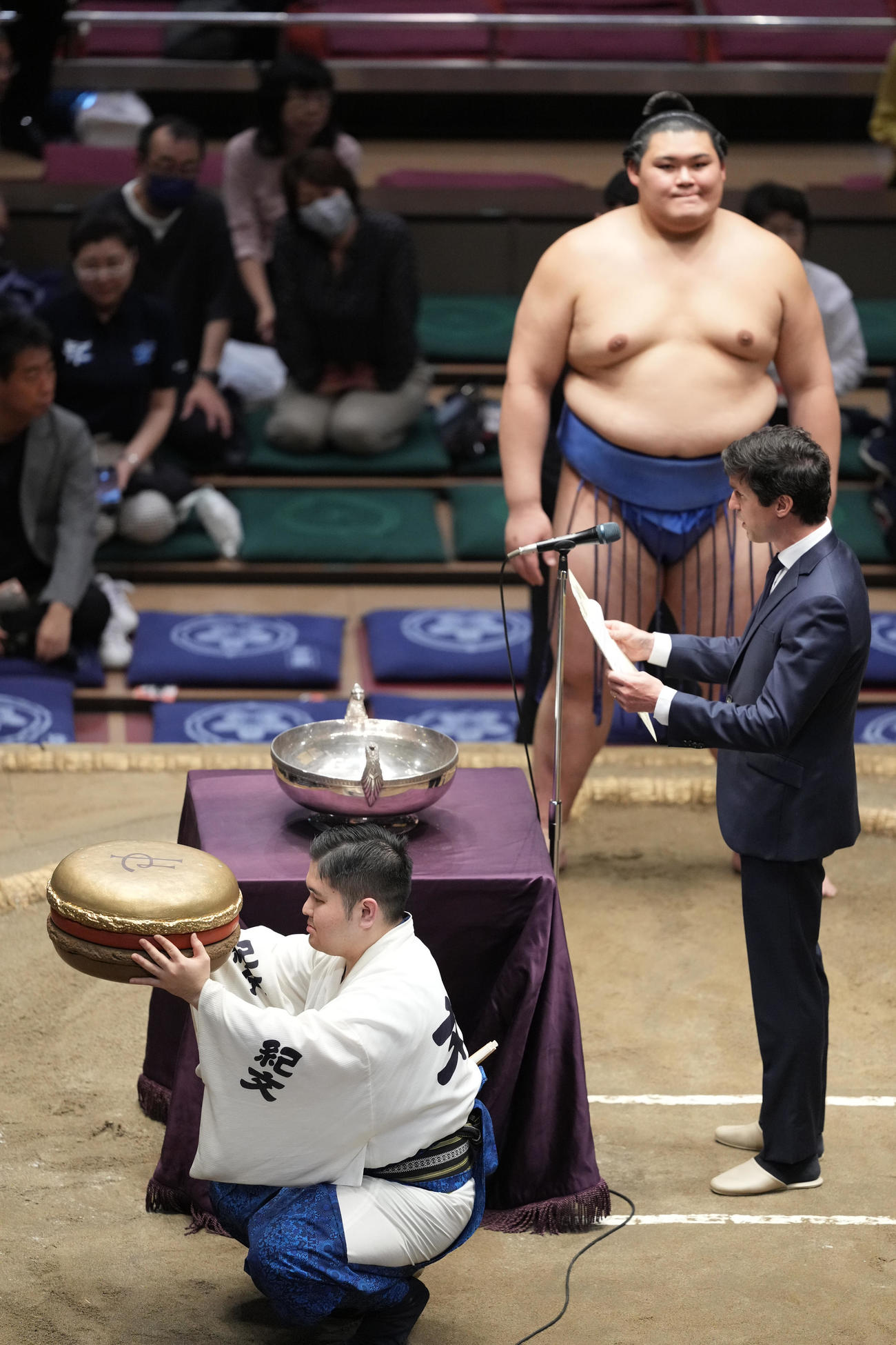 日仏友好杯授与式で大の里に贈呈されたマカロンのミニチュア（撮影・小沢裕）