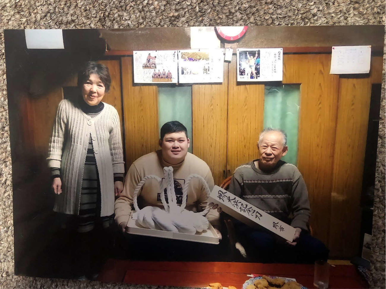 アマチュア時代の大の里と写真に収まる祖父の坪内勇さん