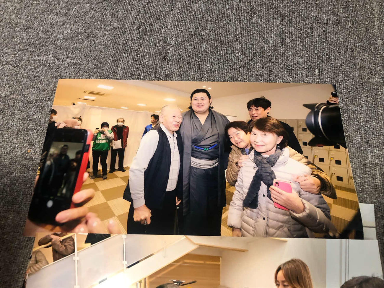 避難所を訪れた大の里と写真に納まる祖父の坪内勇さん
