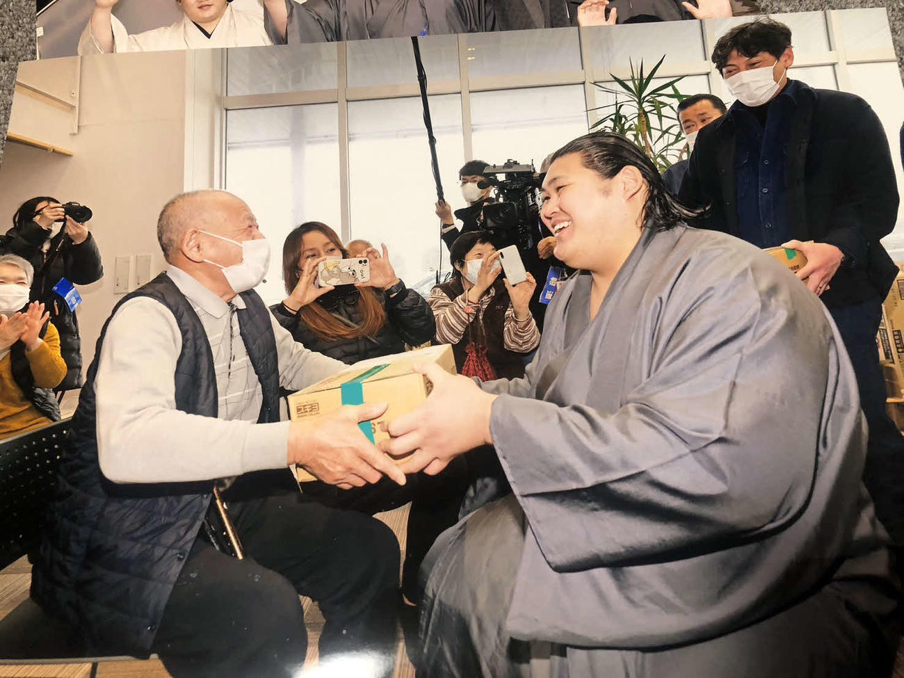 避難所を訪れた大の里と写真に納まる祖父の坪内勇さん