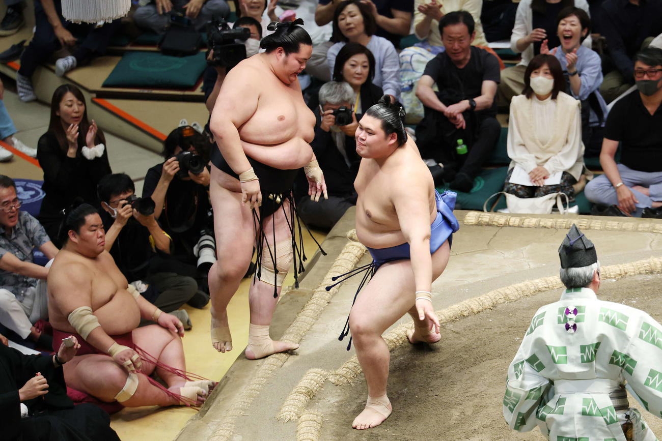 寄り切りで琴桜（左）を破る大の里（撮影・宮地輝）