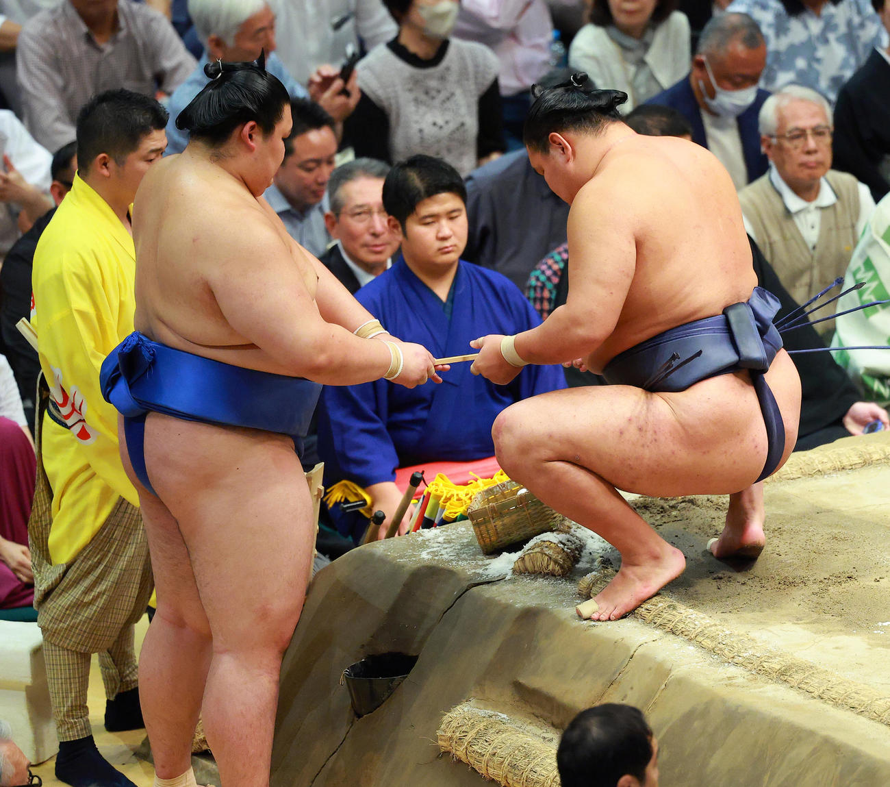 豊昇龍（右）に力水を付ける大の里（撮影・中島郁夫）