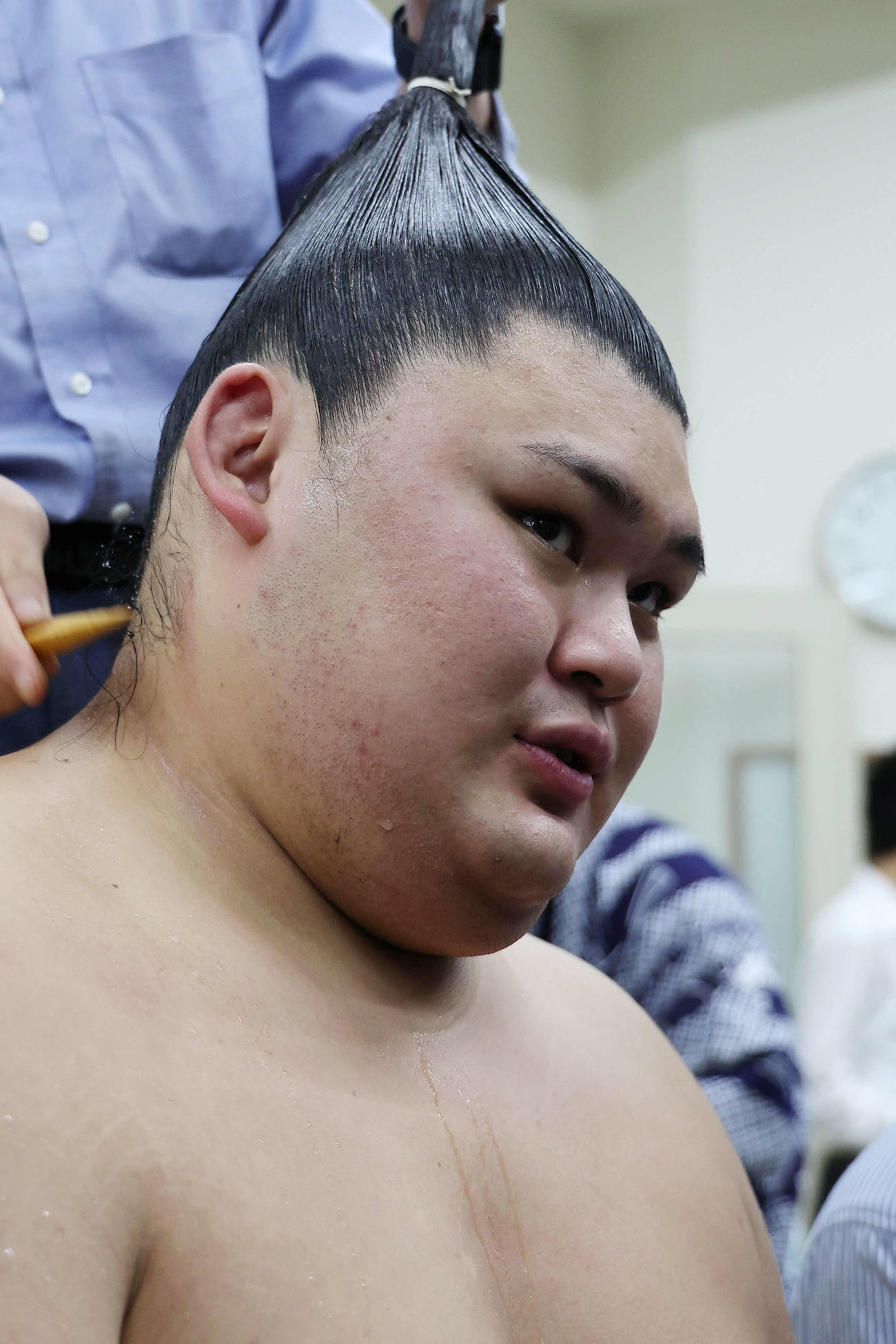 支度部屋でまげを結ってもらう大の里（撮影・宮地輝）