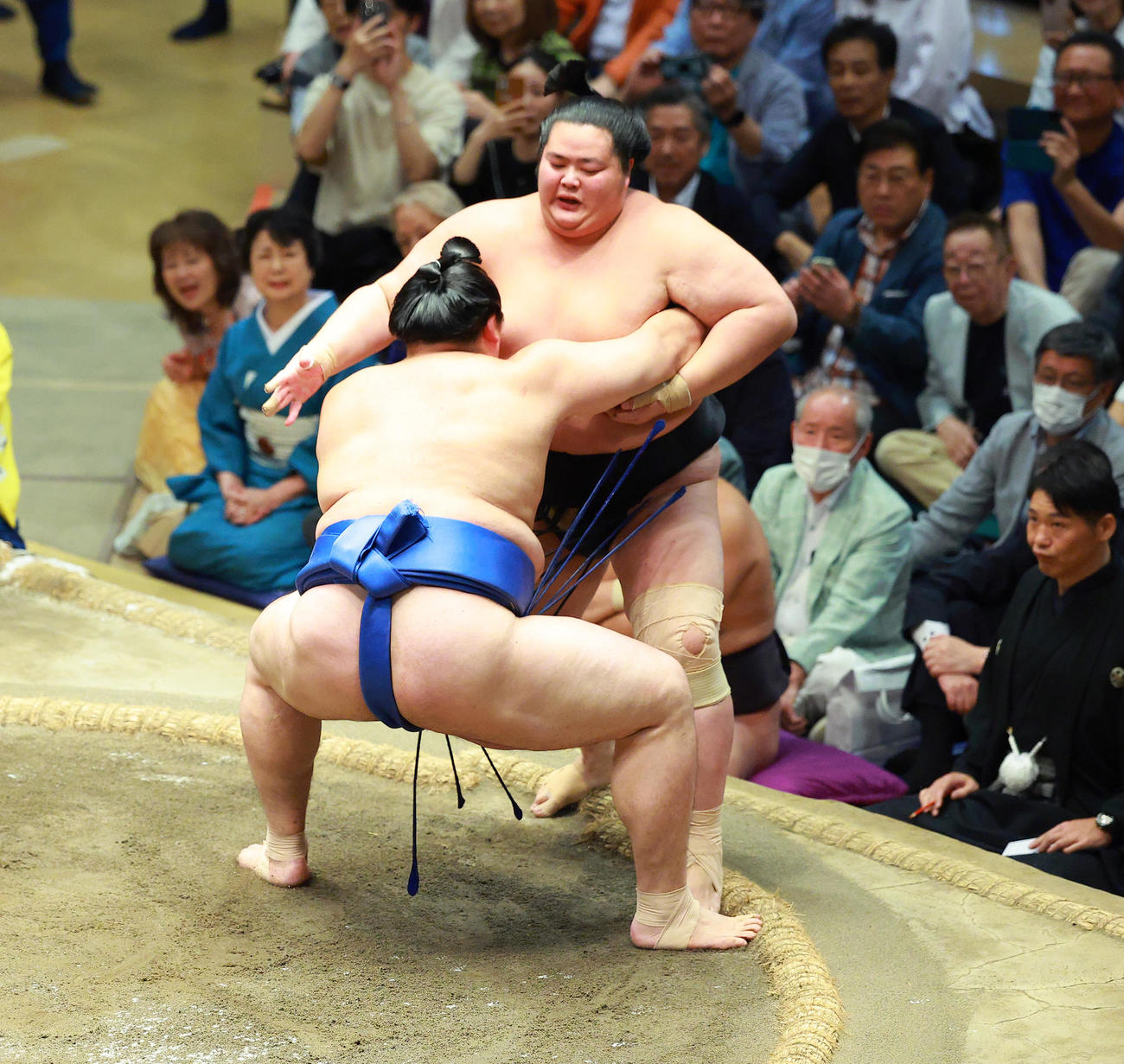 琴桜（右）を寄り切りで破り優勝を決めた大の里（撮影・中島郁夫）