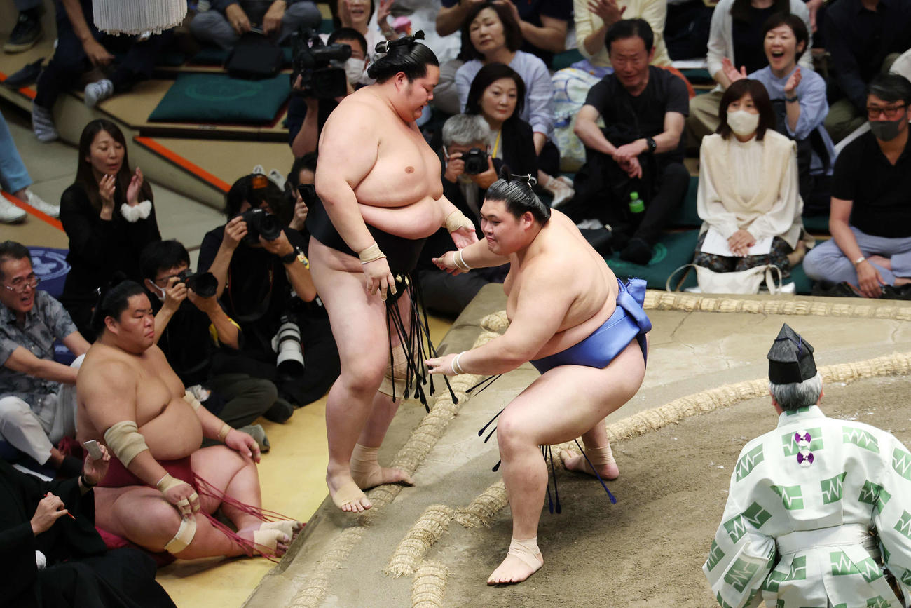 寄り切りで琴桜（左）を破る大の里（撮影・宮地輝）