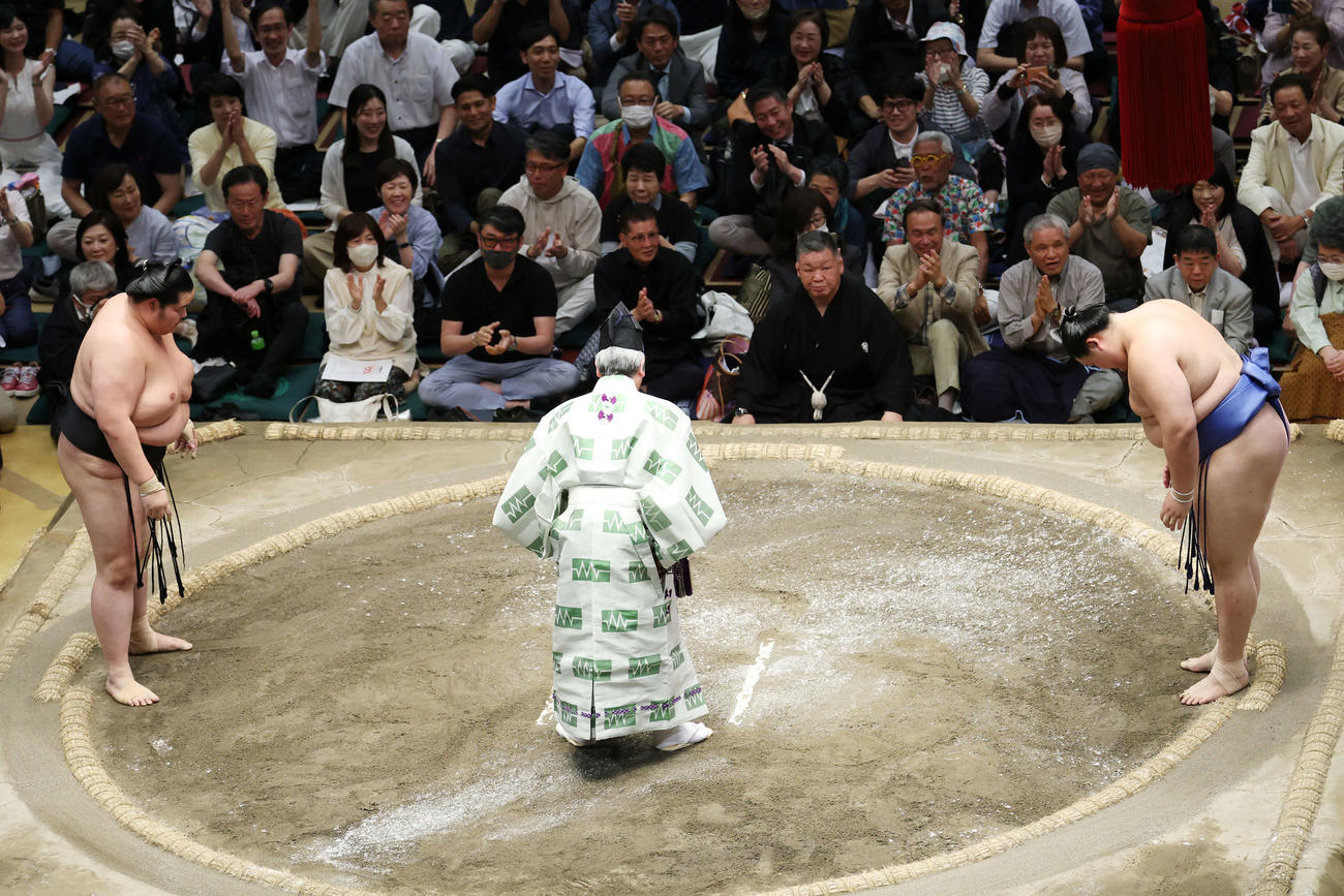 寄り切りで琴桜（左）を破った大の里（撮影・宮地輝）