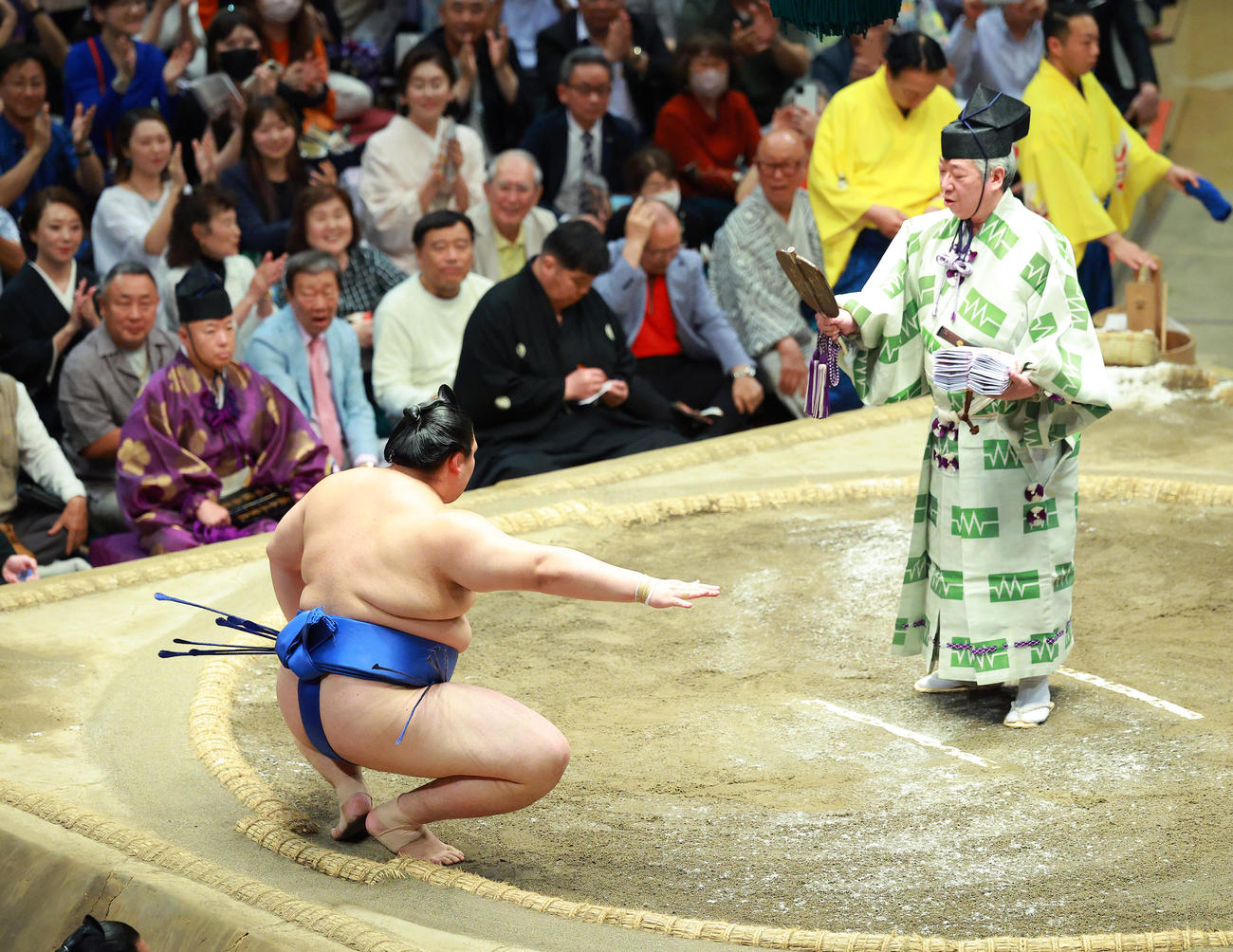 勝ち名乗りを受ける大の里（撮影・中島郁夫）