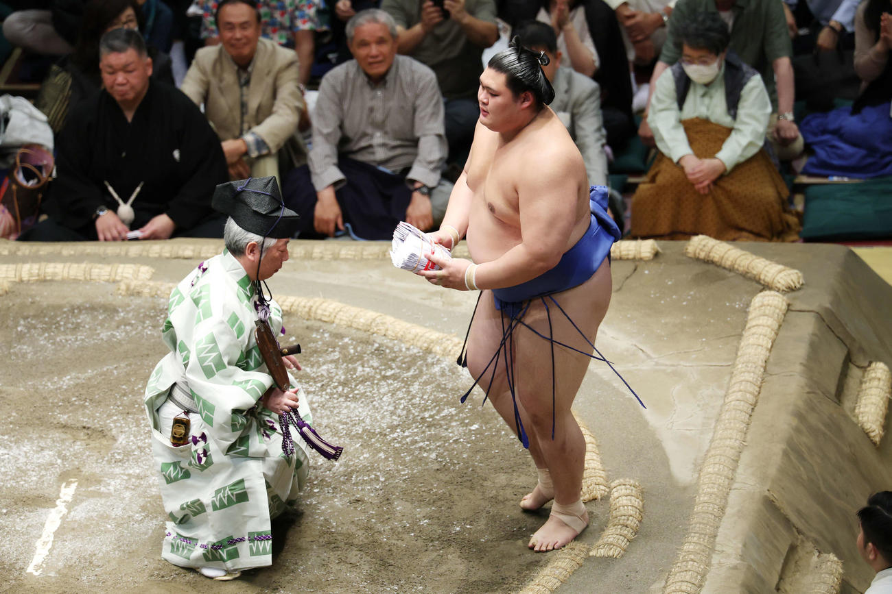 寄り切りで琴桜を破り懸賞金を受け取った大の里（撮影・宮地輝）