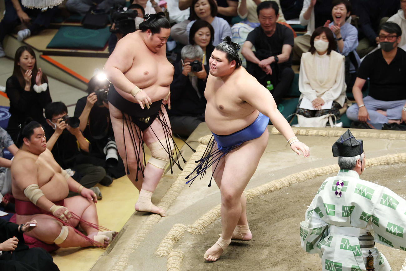 寄り切りで琴桜（左）を破る大の里（撮影・宮地輝）