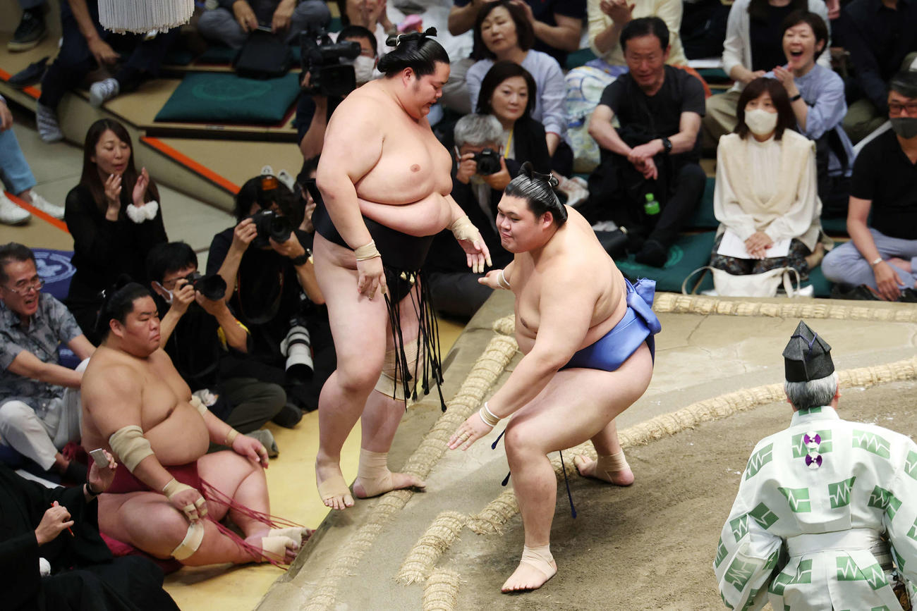 寄り切りで琴桜（左）を破る大の里（撮影・宮地輝）