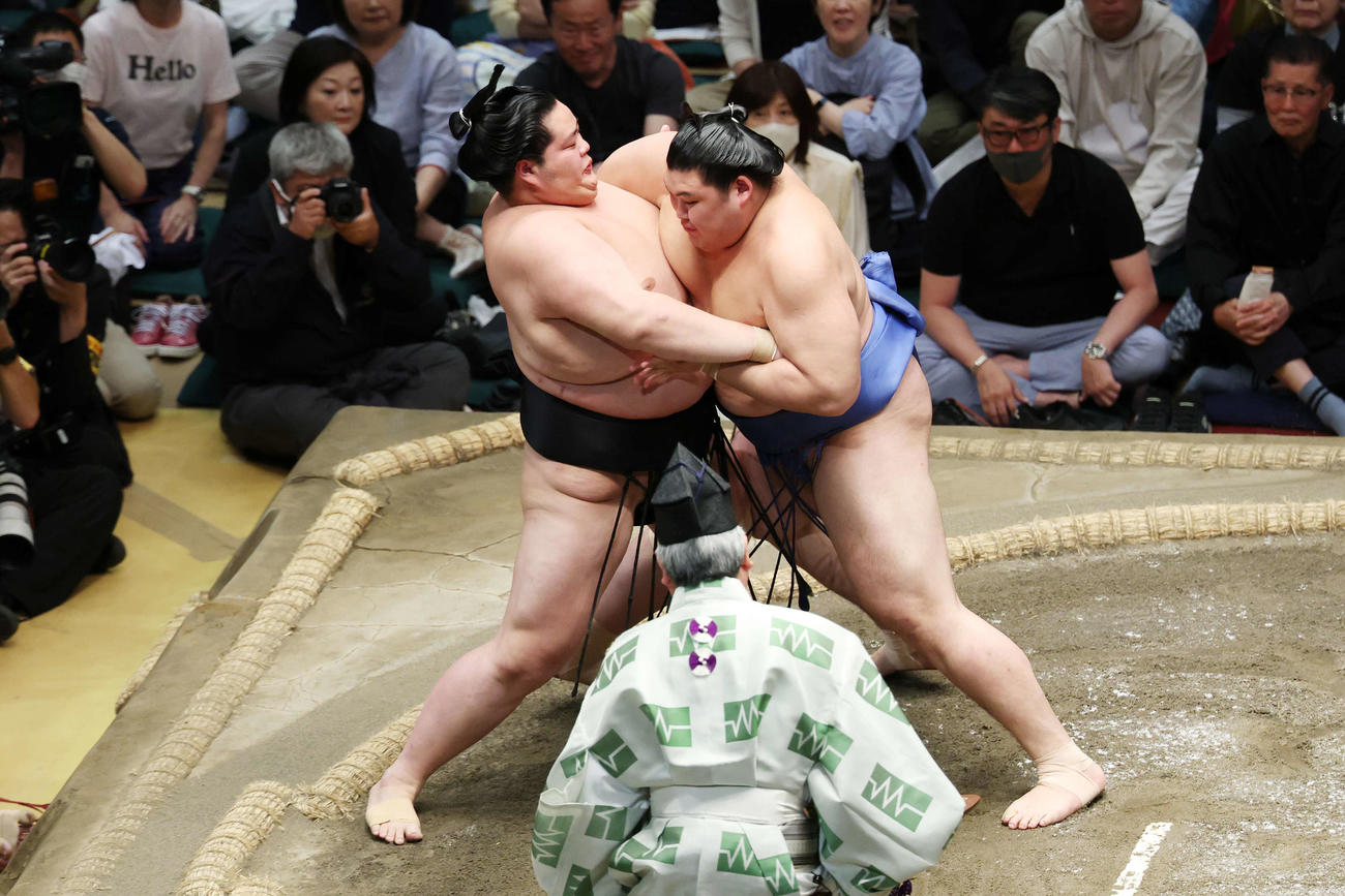 寄り切りで琴桜（左）を破る大の里（撮影・宮地輝）