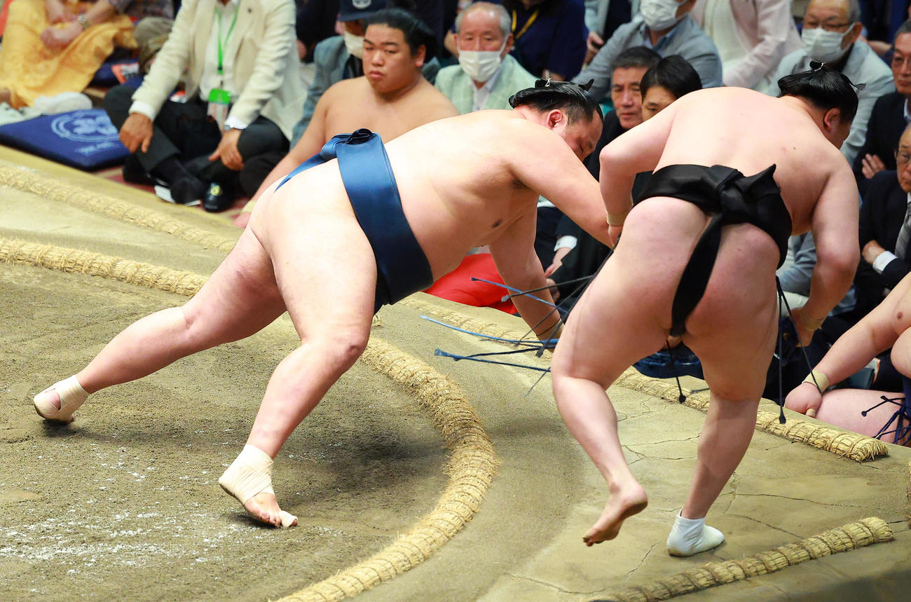 千代翔馬（右）を押し出しで破る玉鷲（撮影・中島郁夫）