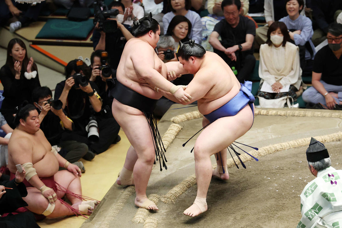 寄り切りで琴桜（左）を破る大の里（撮影・宮地輝）