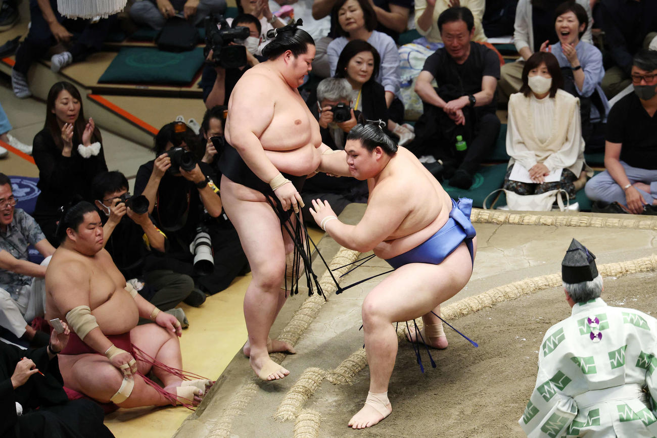寄り切りで琴桜（左）を破る大の里（撮影・宮地輝）