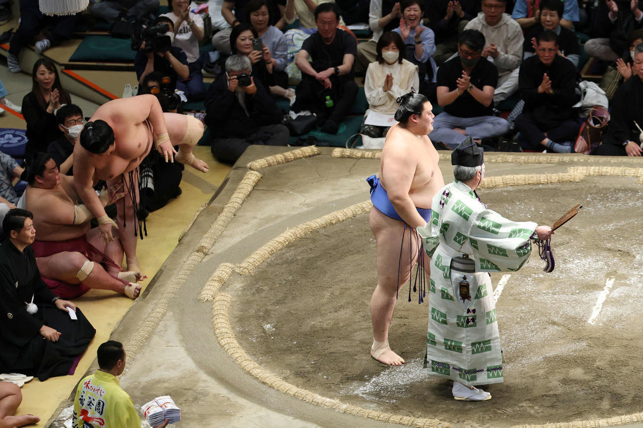 寄り切りで琴桜（左）を破った大の里（撮影・宮地輝）