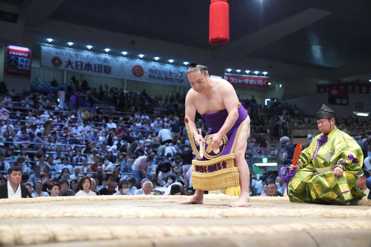 弓取り式を行う聡ノ富士（2024年7月撮影）