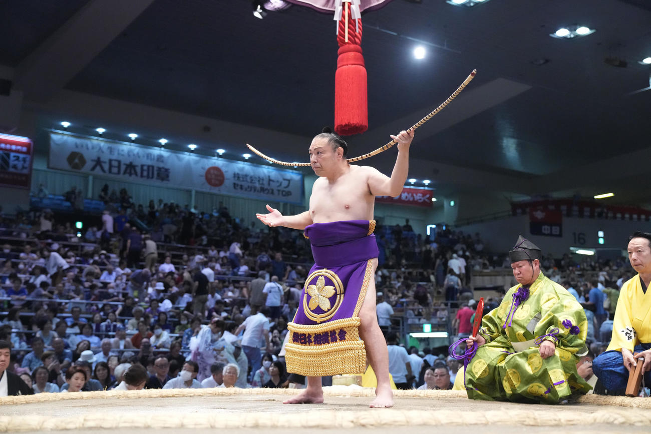 弓取り式を行う聡ノ富士（2024年7月撮影）