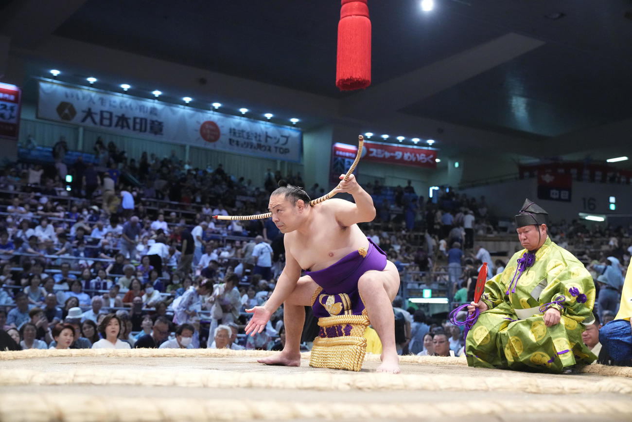 弓取り式を行う聡ノ富士（2024年7月撮影）