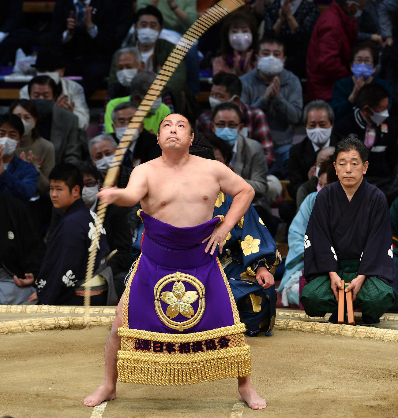 弓取り式を行う聡ノ富士（2022年11月撮影）