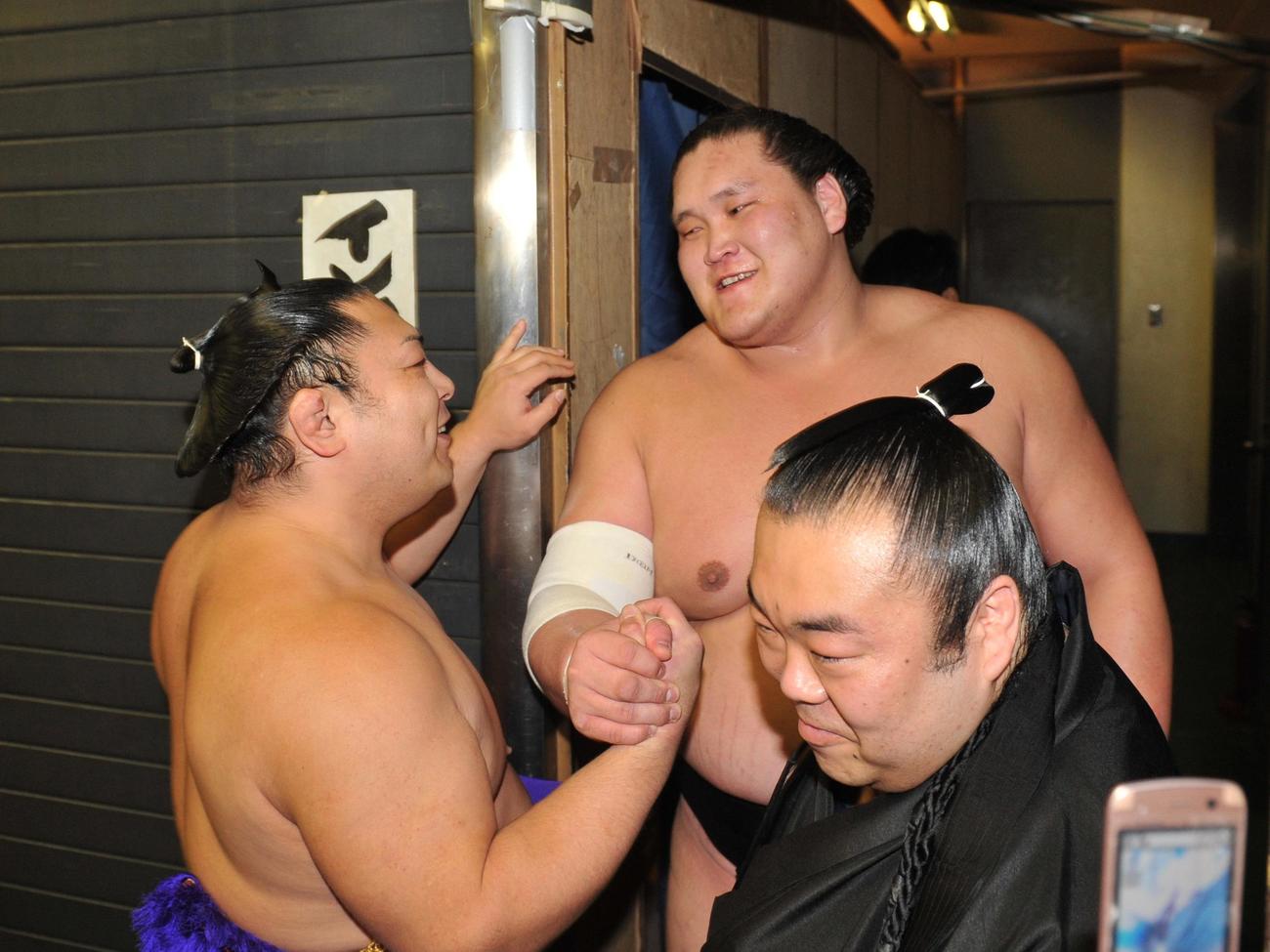 白鵬を破った照ノ富士（右）は、兄弟子で弓取りの聡ノ富士とガッチリ握手する（2015年3月撮影）