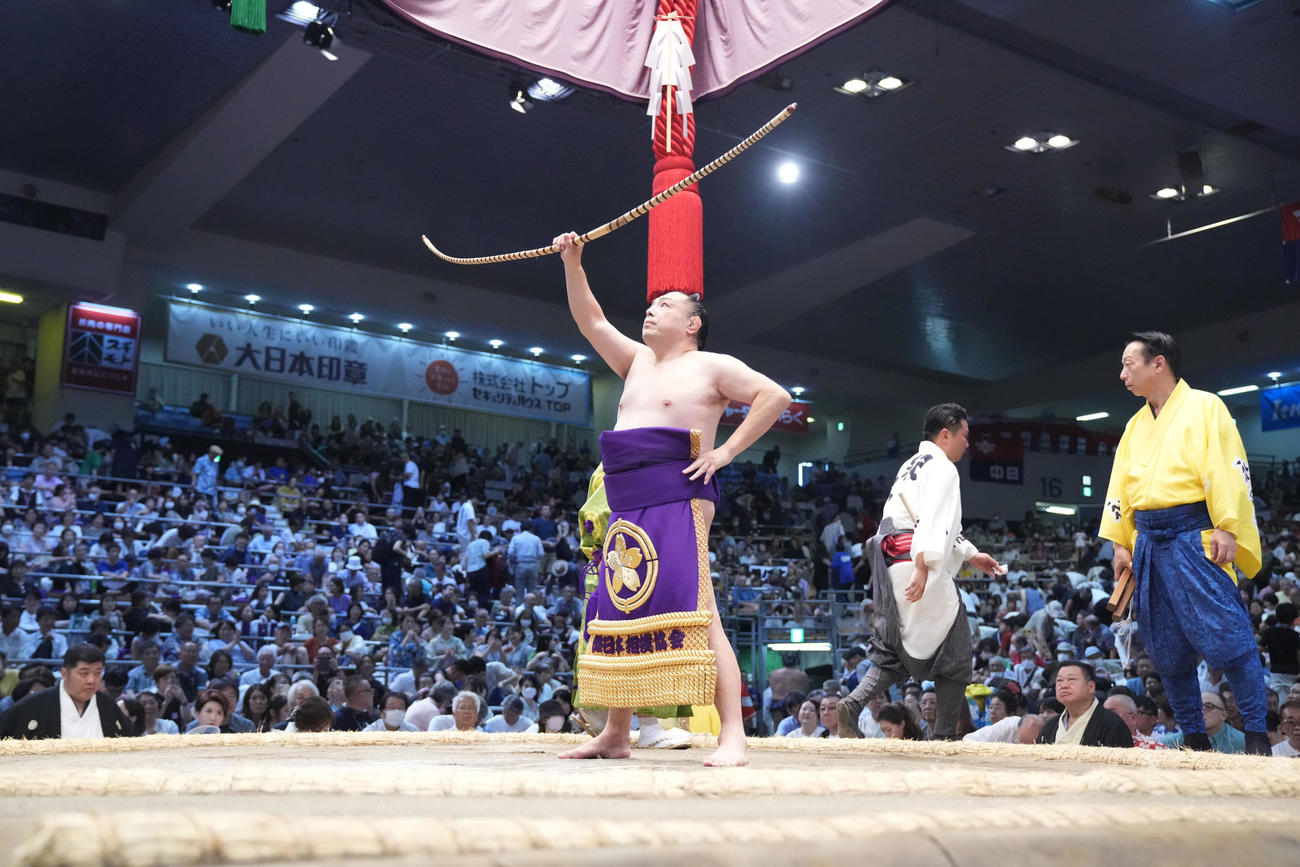 弓取り式を行う聡ノ富士（2024年7月撮影）