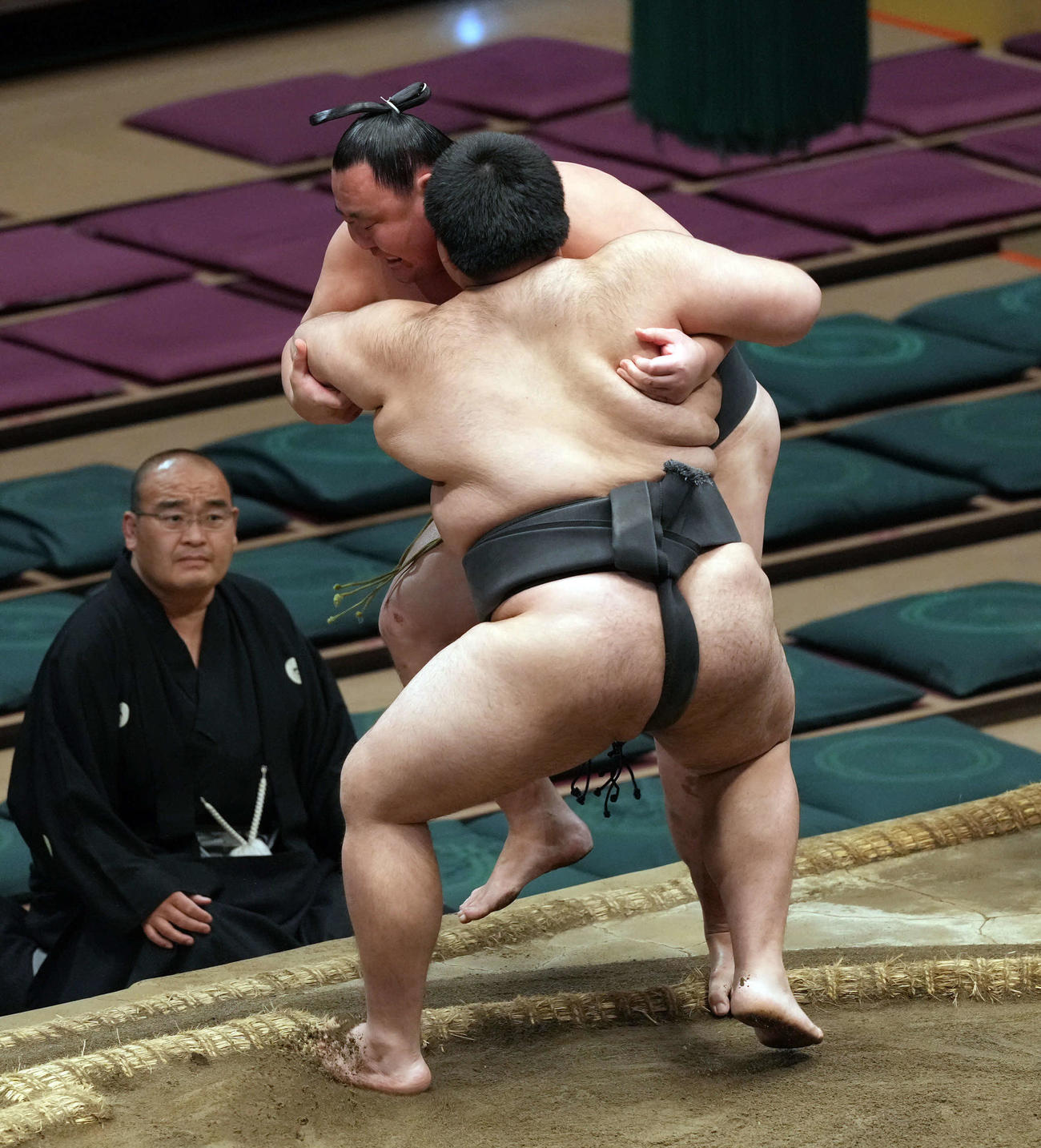 寄り切りで千代雷山に勝った浦山（撮影・たえ見朱実）