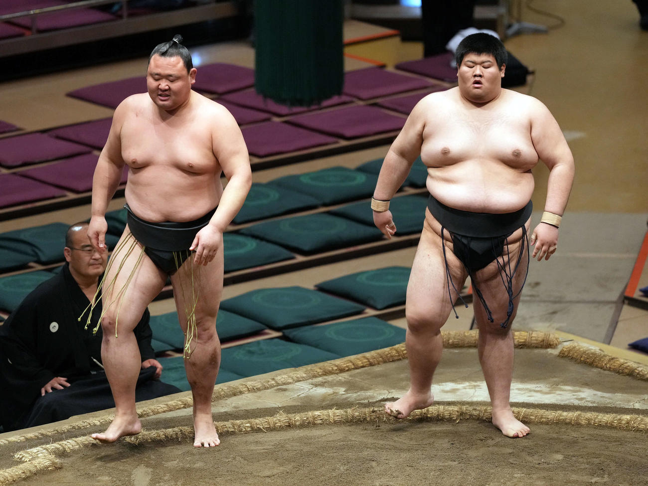 千代雷山に寄り切りで勝った浦山（右）（撮影・たえ見朱実）