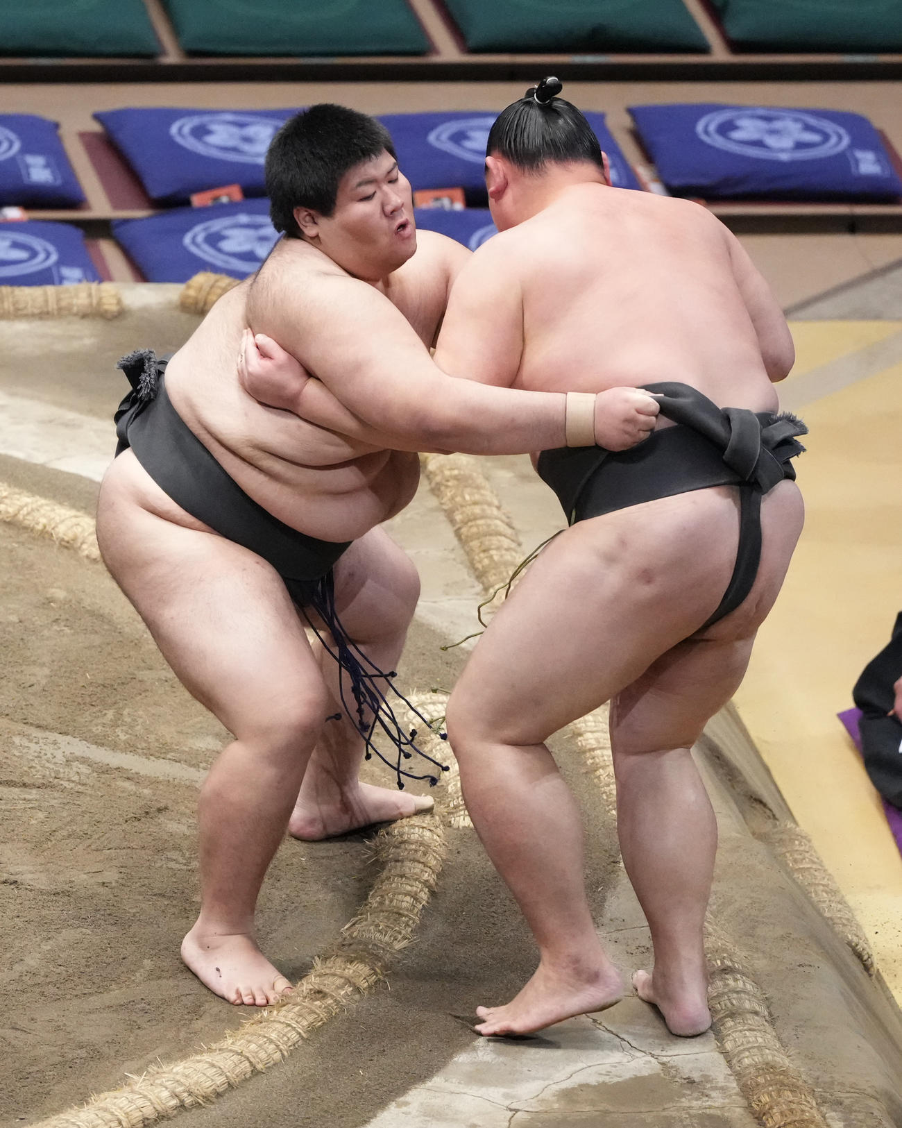 浦山は千代雷山（右）を寄り切りで破る（撮影・小沢裕）