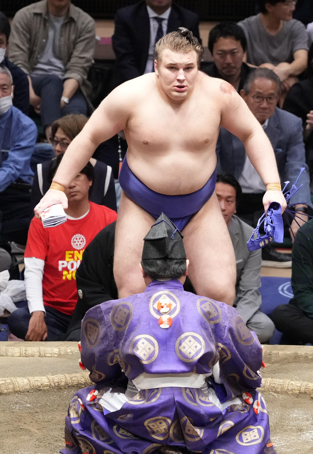 懸賞を手にする安青錦（撮影・小沢裕）