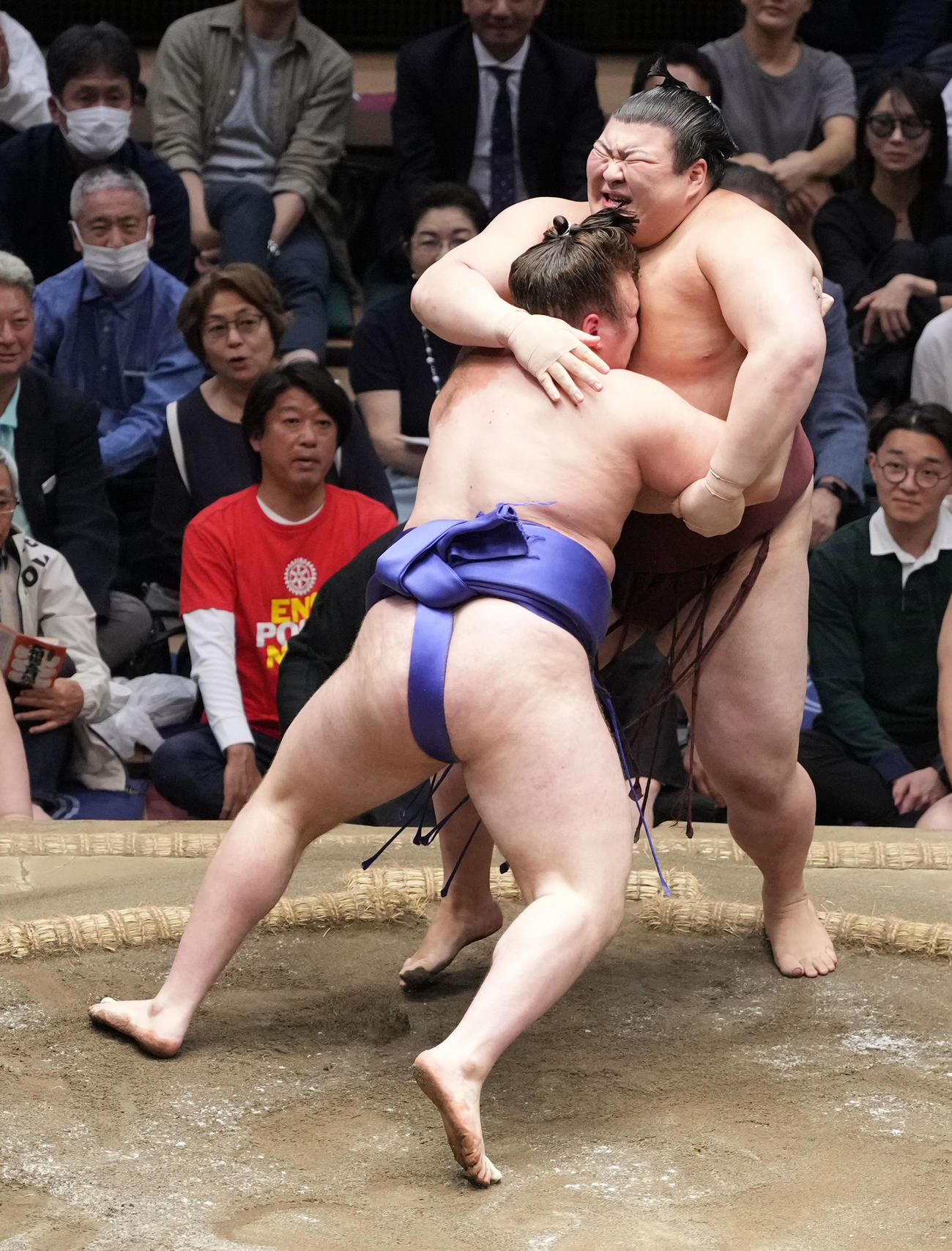 安青錦（左）は熱海富士を寄り切りで破る（撮影・小沢裕）