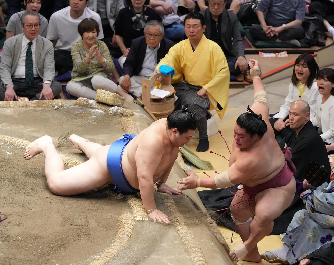 大の里（左）は大栄翔を押し出し全勝優勝に王手をかける（撮影・小沢裕）