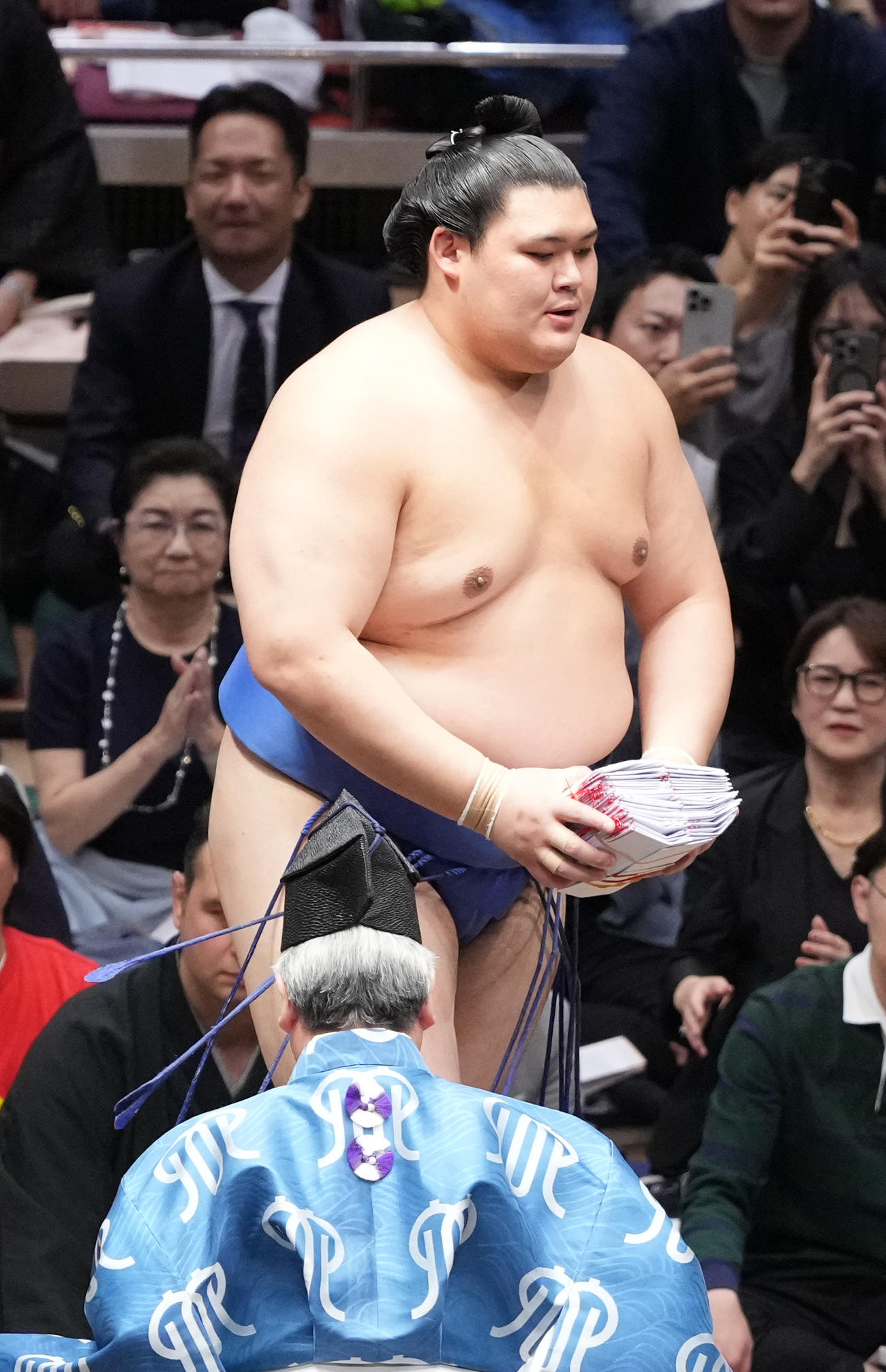 懸賞の束を手にする大の里（撮影・小沢裕）