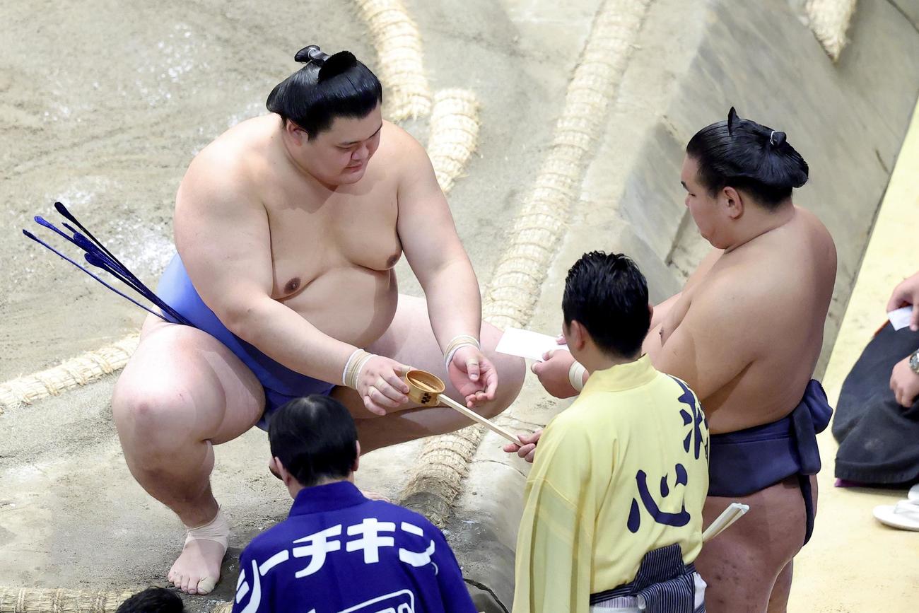 大の里（左）は豊昇龍から力水を受け取る（撮影・河田真司）
